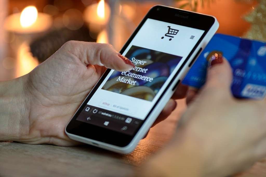computer-smartphone-hand-apple-woman-technology-1161323-pxhere.com (1)
